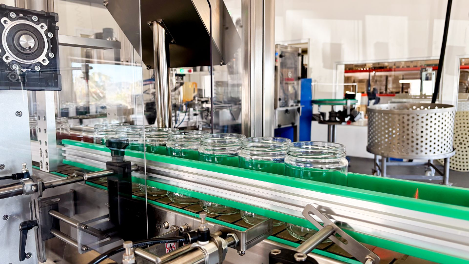 Mise en cuve des préparations en laboratoire de transformation