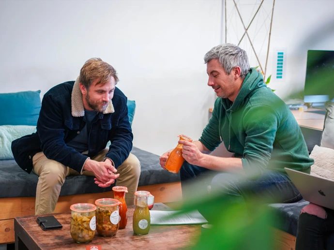 échange avec un client sur un projet de mise en conserve