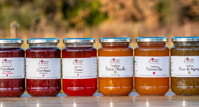 confitures et compotes artisanales à base de fruits d'été en bocaux