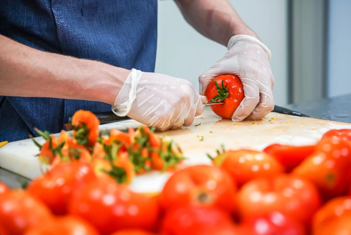 Préparation de légumes frais dans notre laboratoire de conserverie