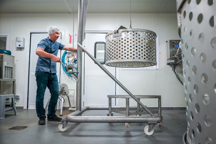 Stérilisation dans l'atelier de conserverie, Var
