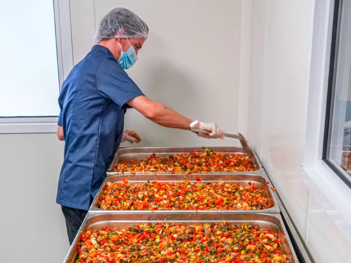 Préparation de ratatouille dans le laboratoire de la conserverie, Var